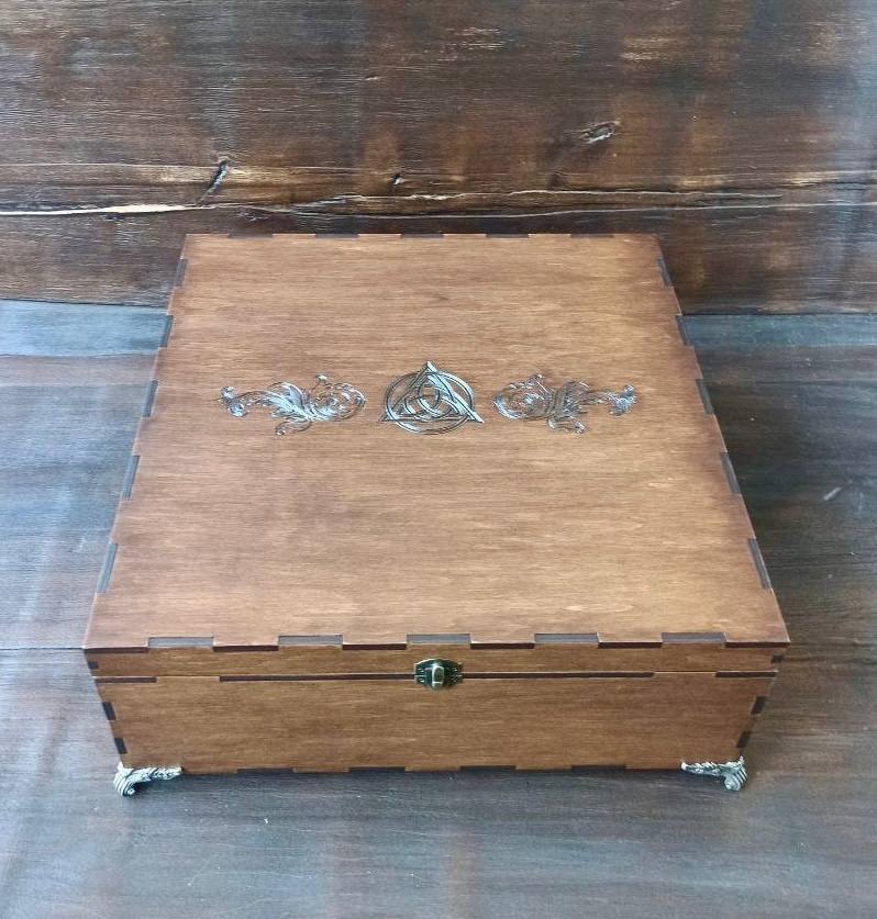 Witchcraft Storage Box with Feet – Wooden Altar Chest for Tarot, Crystals, Herbs & Spell Tools