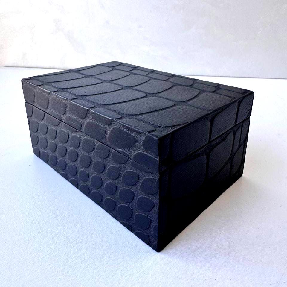 Tarot card storage box, reptile texture wooden case, magnetic lid deck holder