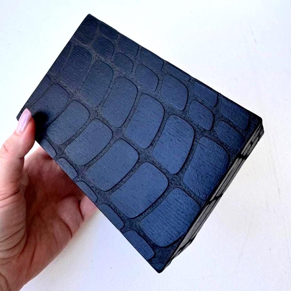 Tarot card storage box, reptile texture wooden case, magnetic lid deck holder