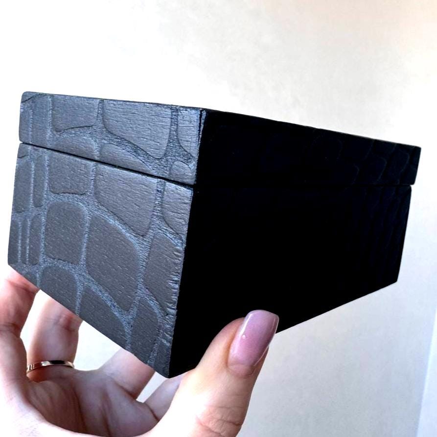 Tarot card storage box, reptile texture wooden case, magnetic lid deck holder