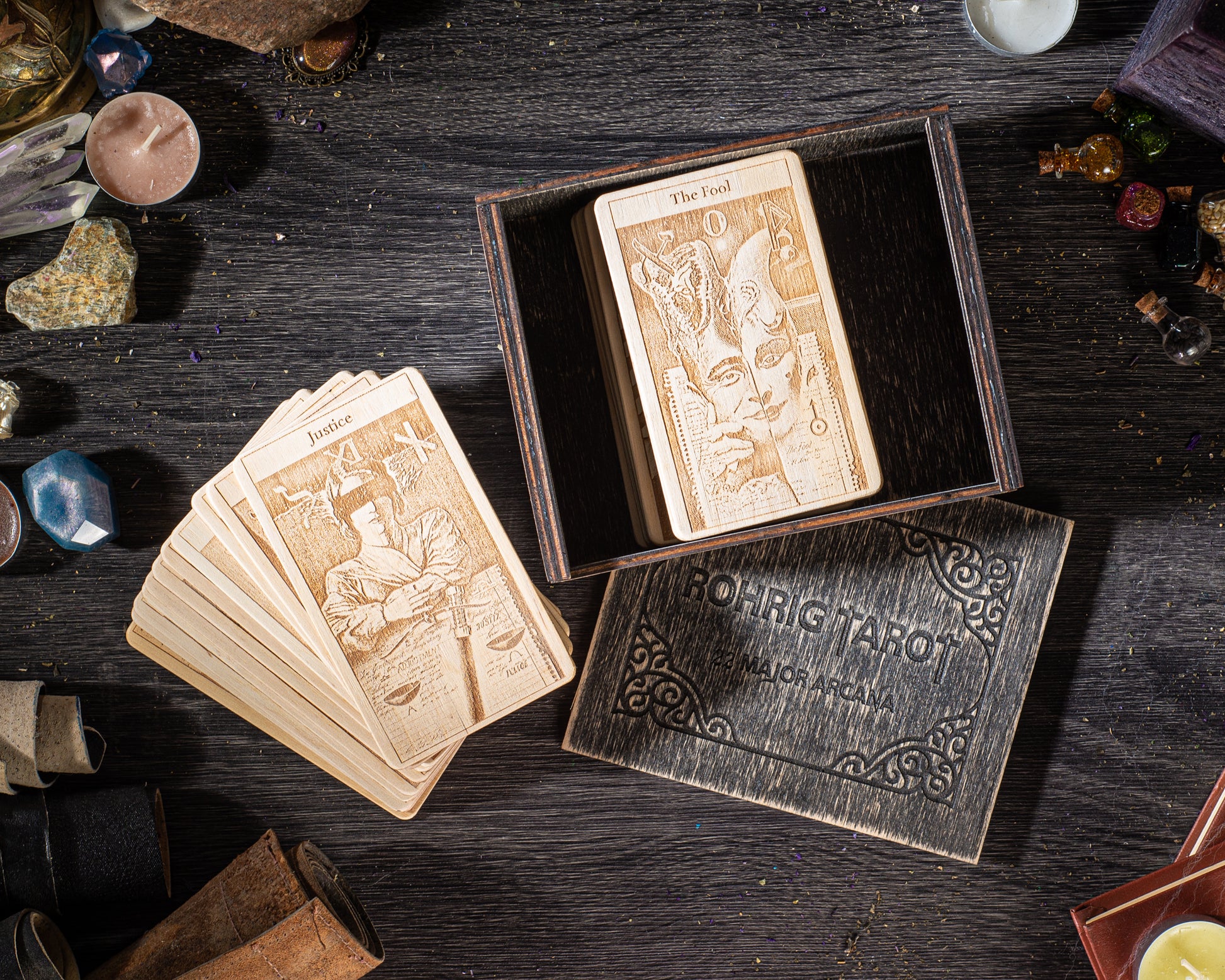 a collection of tarot cards and a wooden box with the inscription "BÜRIGT TAROT MAJOR OF ARCA".