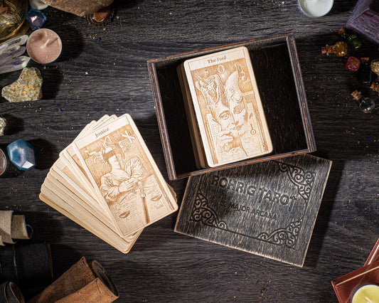a collection of tarot cards and a wooden box with the inscription "BÜRIGT TAROT MAJOR OF ARCA".