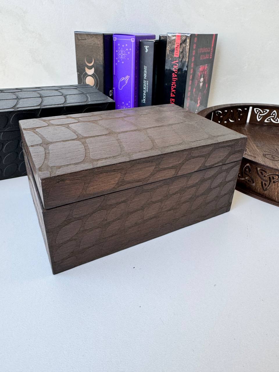 Tarot card storage box, reptile texture wooden case, magnetic lid deck holder