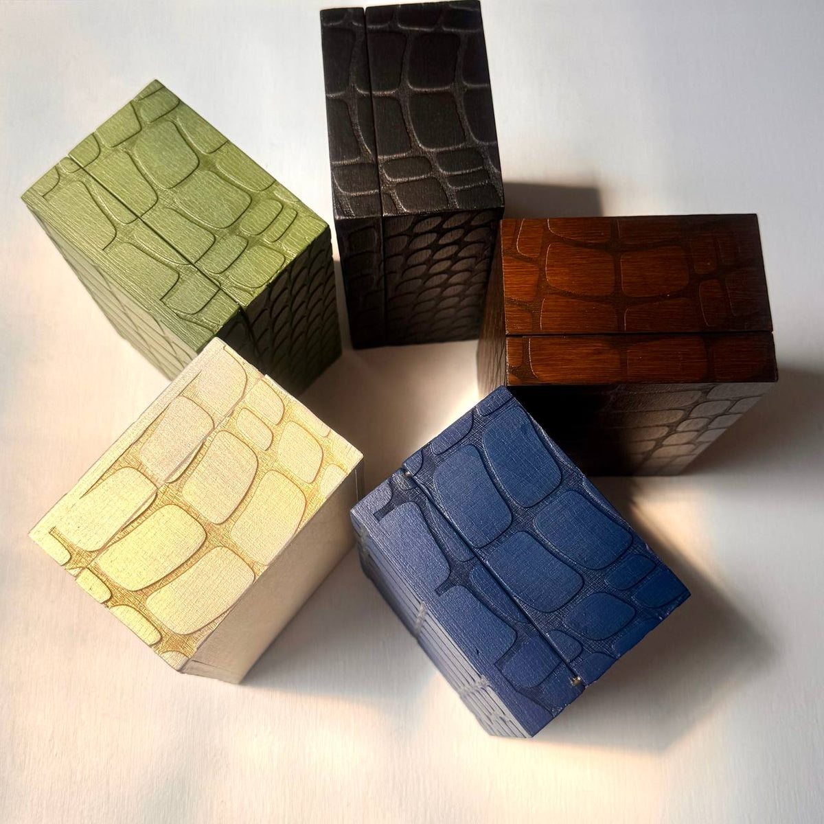 Tarot card storage box, reptile texture wooden case, magnetic lid deck holder